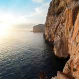 Grotte di Nettuno � Nell�estremo punto occidentale della Sardegna, ci sono delle grotte che � possibile visitare solo se il mare lo permette, visto il loro difficile accesso. Lunghe quattro chilometri, incontrano laghi salati e �sale� con monumentali formazioni calcaree